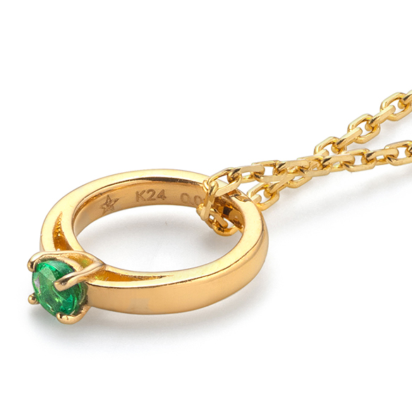 純金 誕生石ベビーリングペンダントトップ（5月の誕生石：エメラルド）